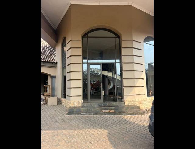 6 BEDROOM HOUSE FOR SALE IN MOOIKLOOF